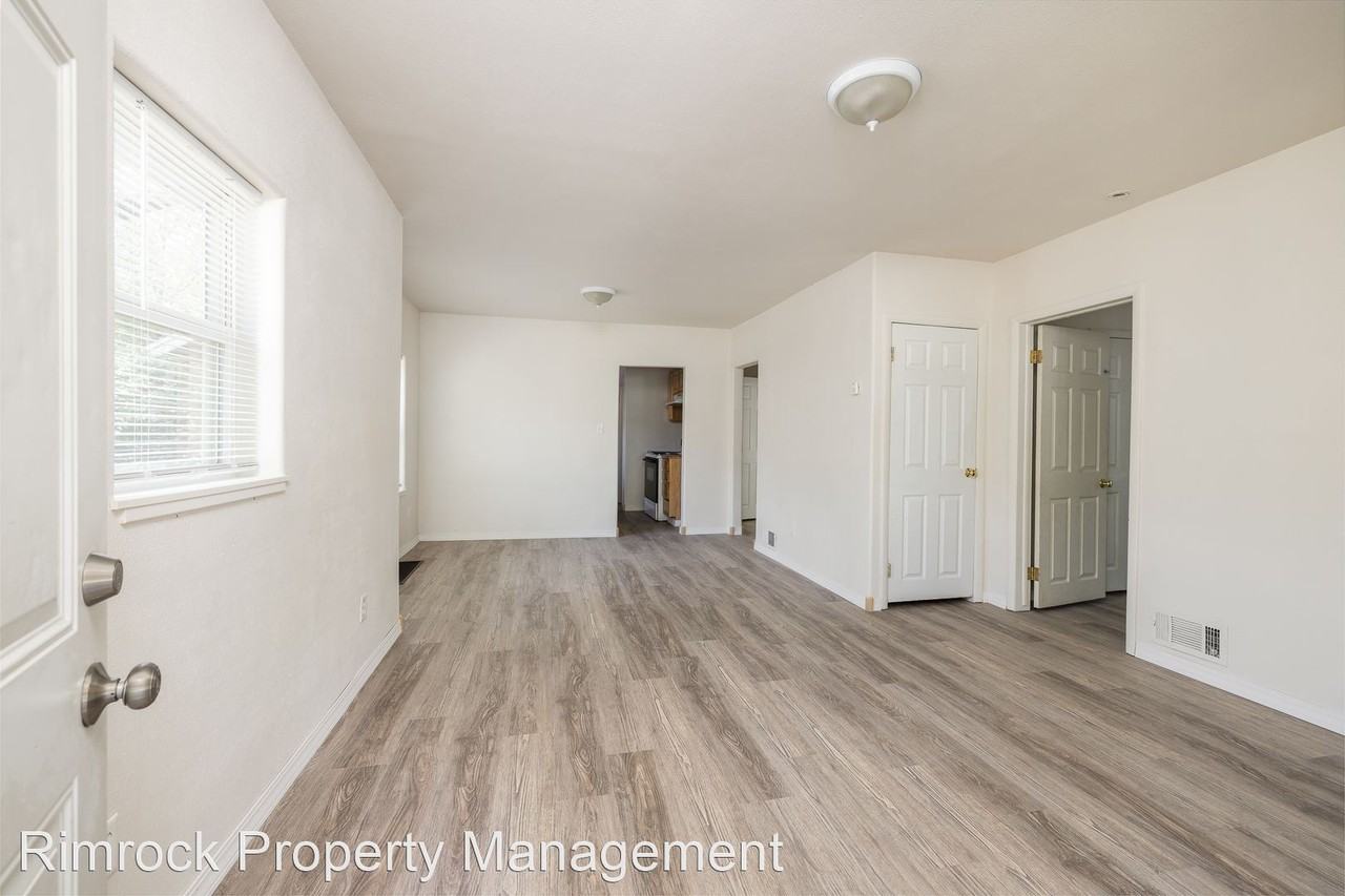 440, 440 1/2, 442 Yellowstone Ave - Photo 3 of 16