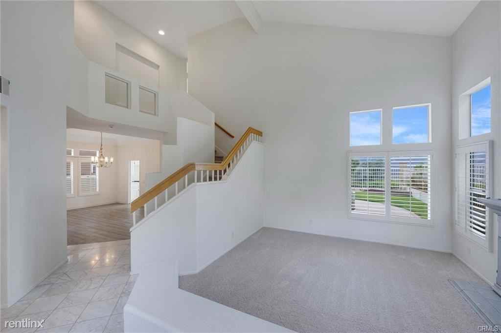 585 S Morningstar Dr - Photo 2 of 10