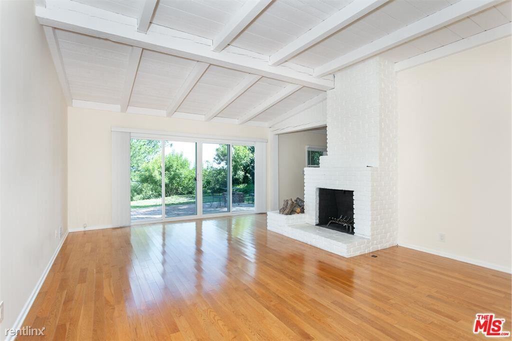 2536 Roscomare Rd - Photo 3 of 11