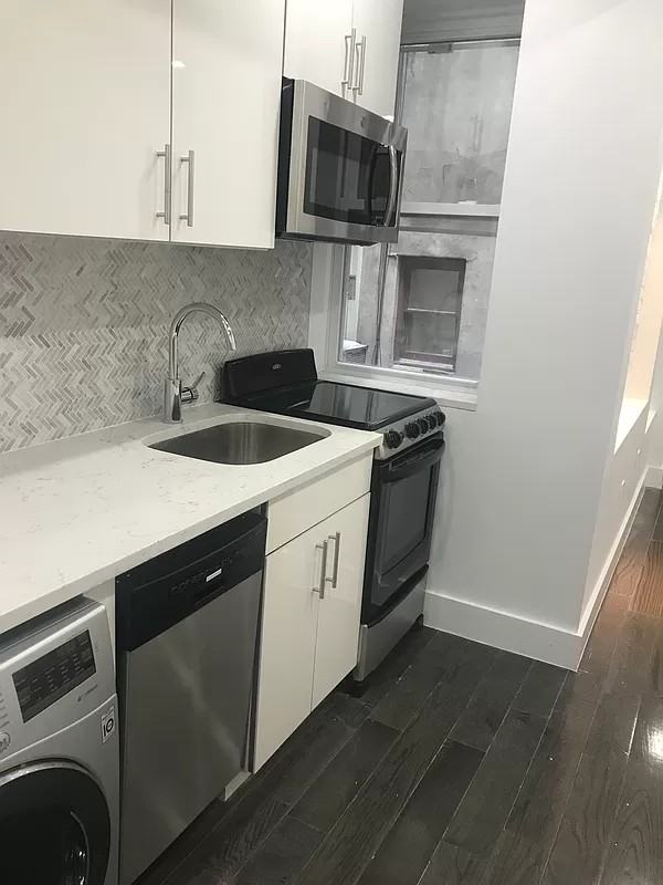 18-94 Cornelia Street #1L - Photo 2 of 20