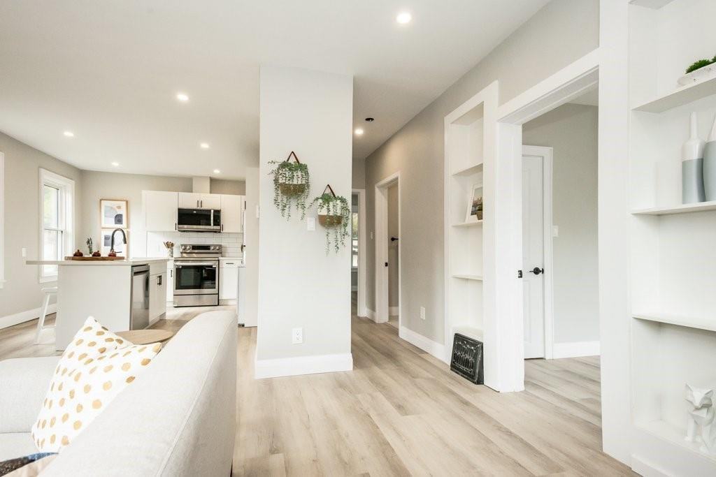 110 Clarence St #1 - Photo 3 of 10