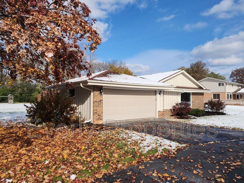 922 W El Patio Ln, Mequon, WI 53092 4 Bedroom Apartment for Rent