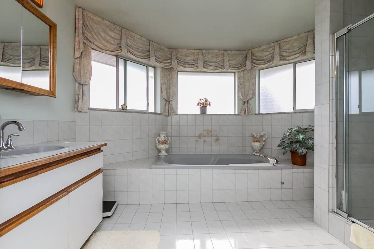 645 Howard Avenue - Photo 3 of 5