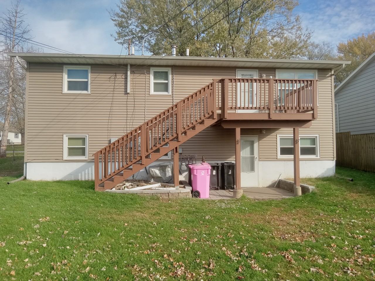 215 4th St #B - Photo 2 of 10