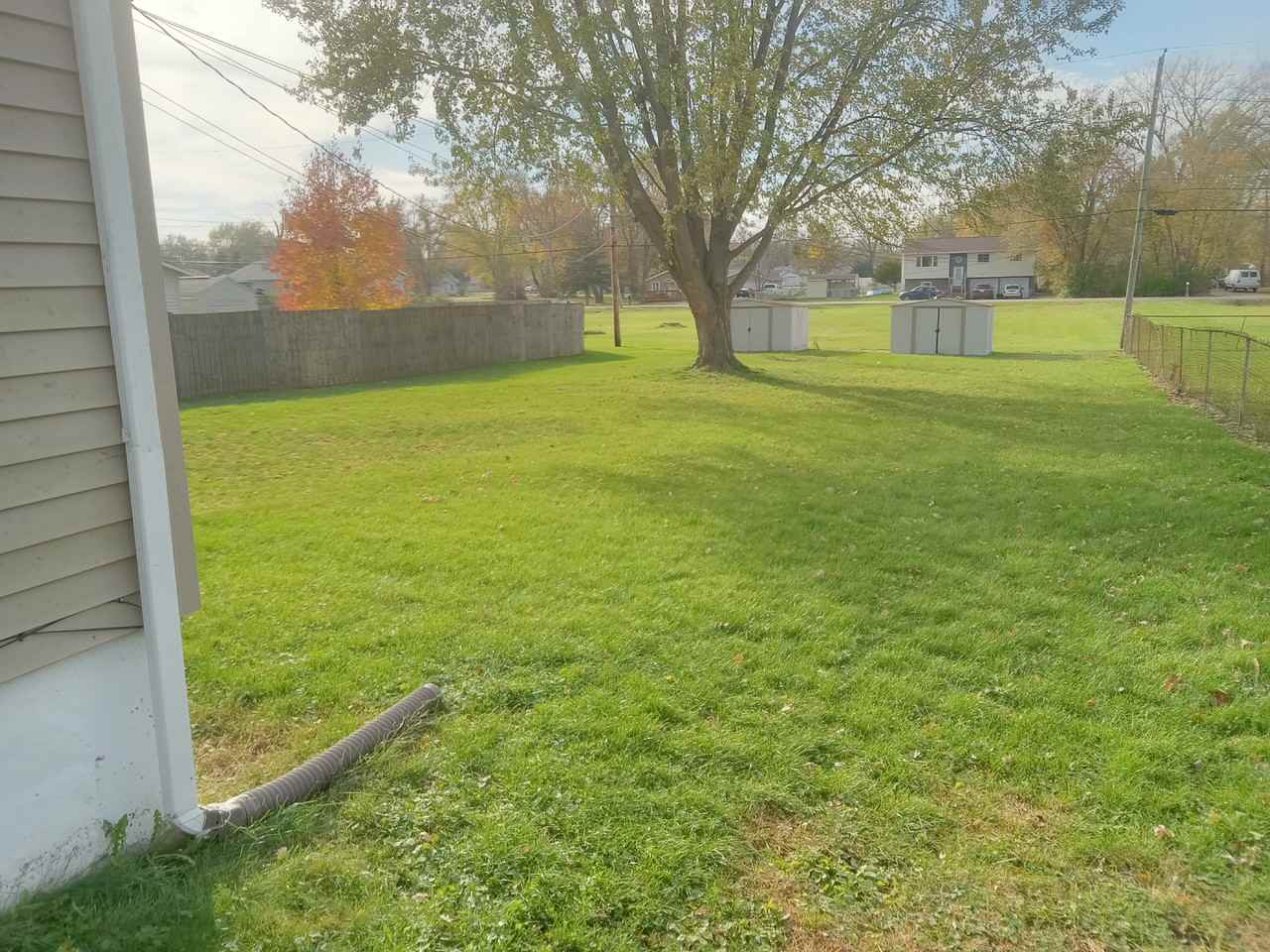 215 4th St #B - Photo 3 of 10