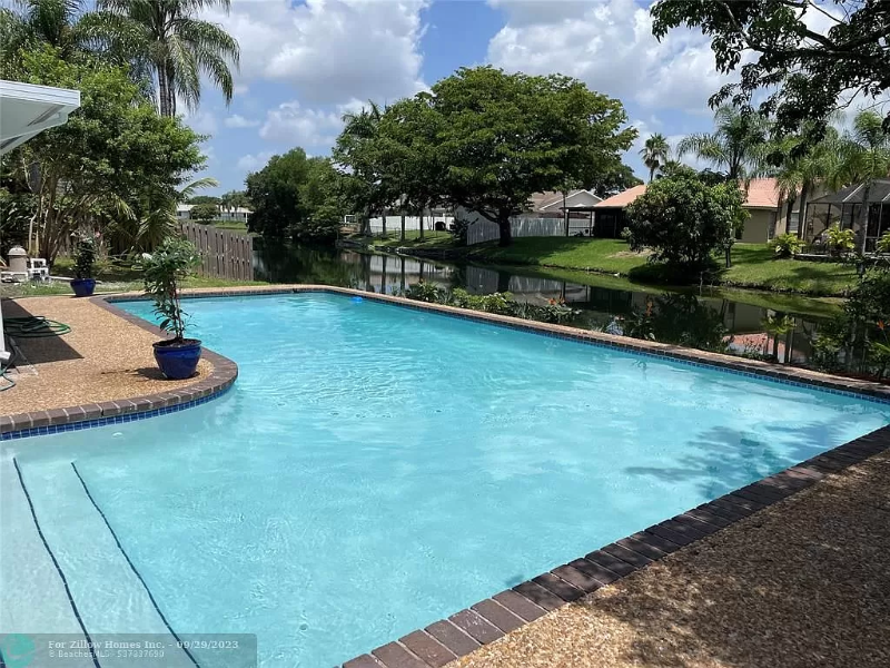 9071 Nw 13th St - Photo 5 of 12