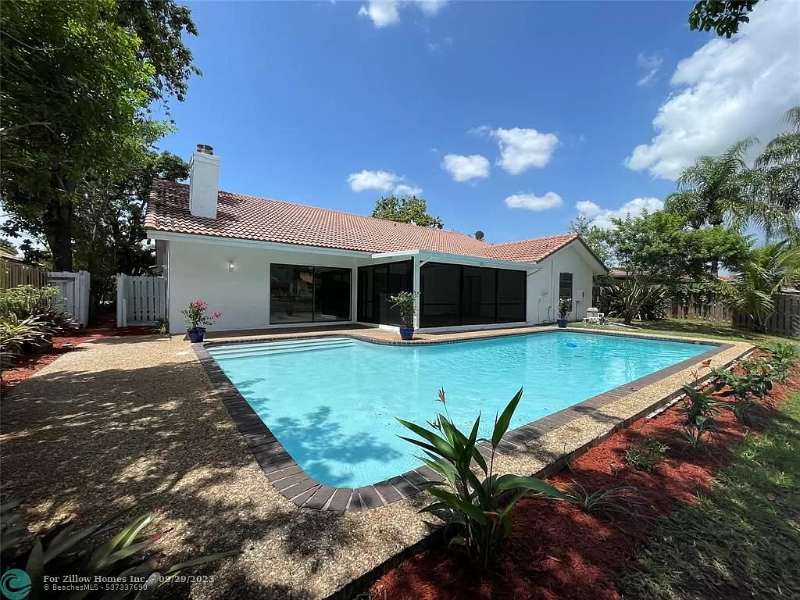 9071 Nw 13th St - Photo 6 of 12