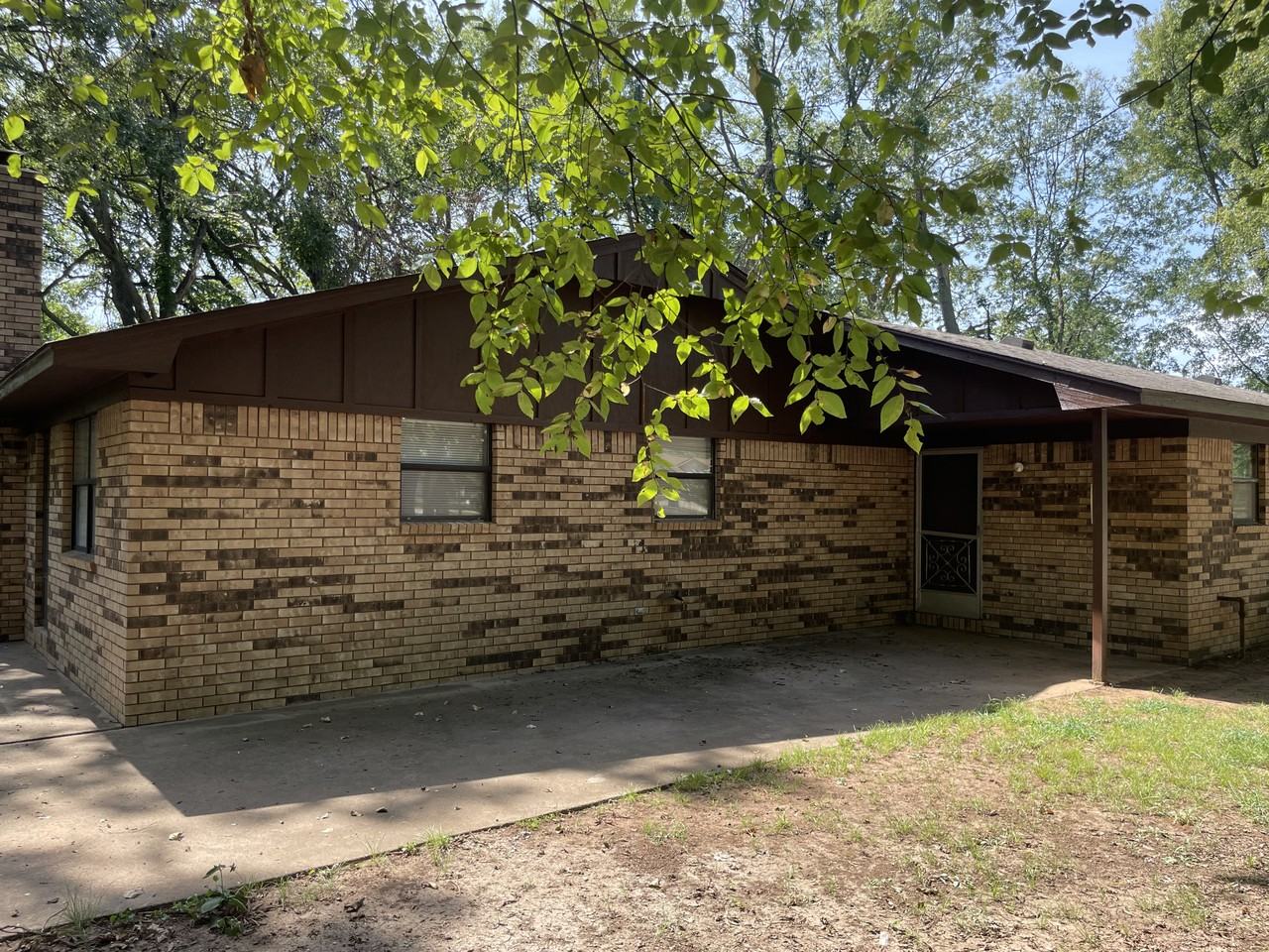 1002 E 16th St #NA - Photo 2 of 20