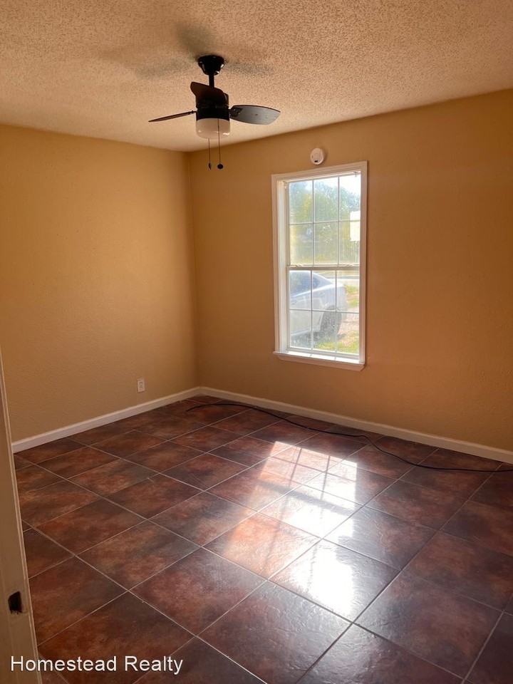 665/667 E Irby St. - Photo 2 of 12