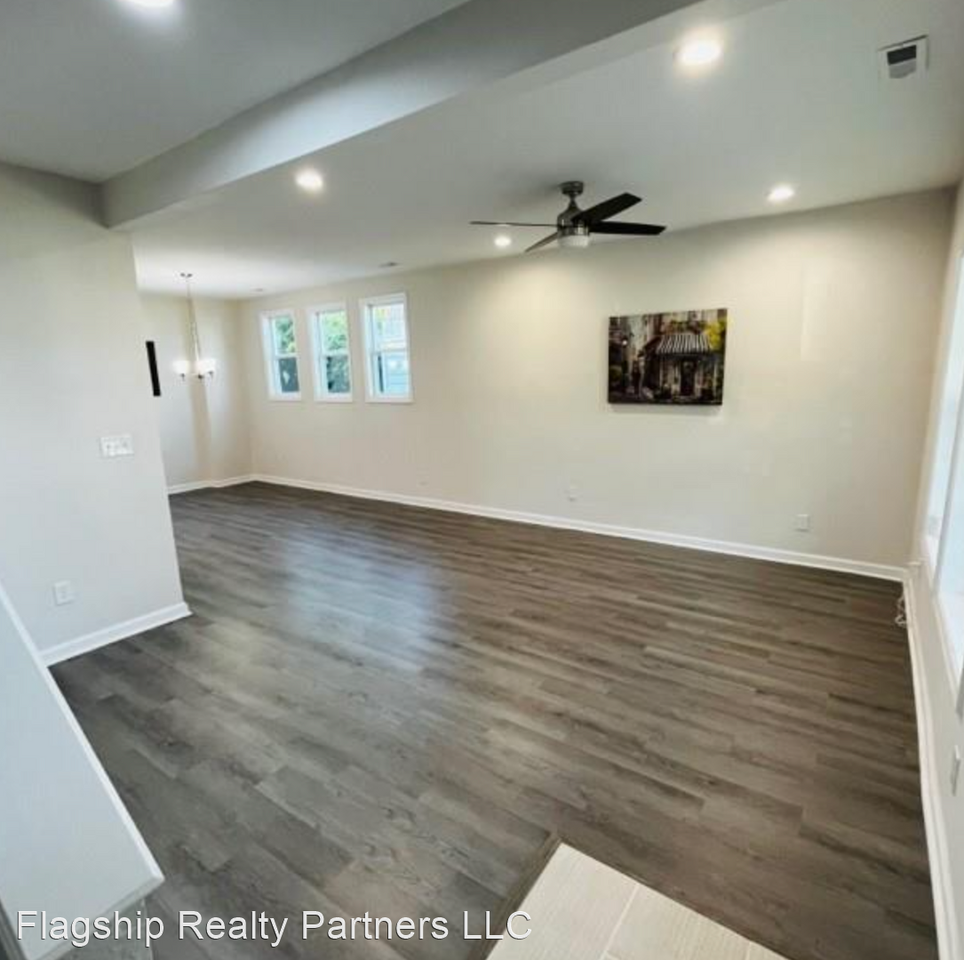 1423 24th St - Photo 2 of 4