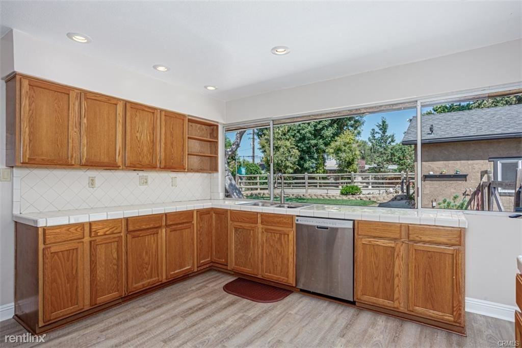 18751 Fairhaven Ave - Photo 3 of 11