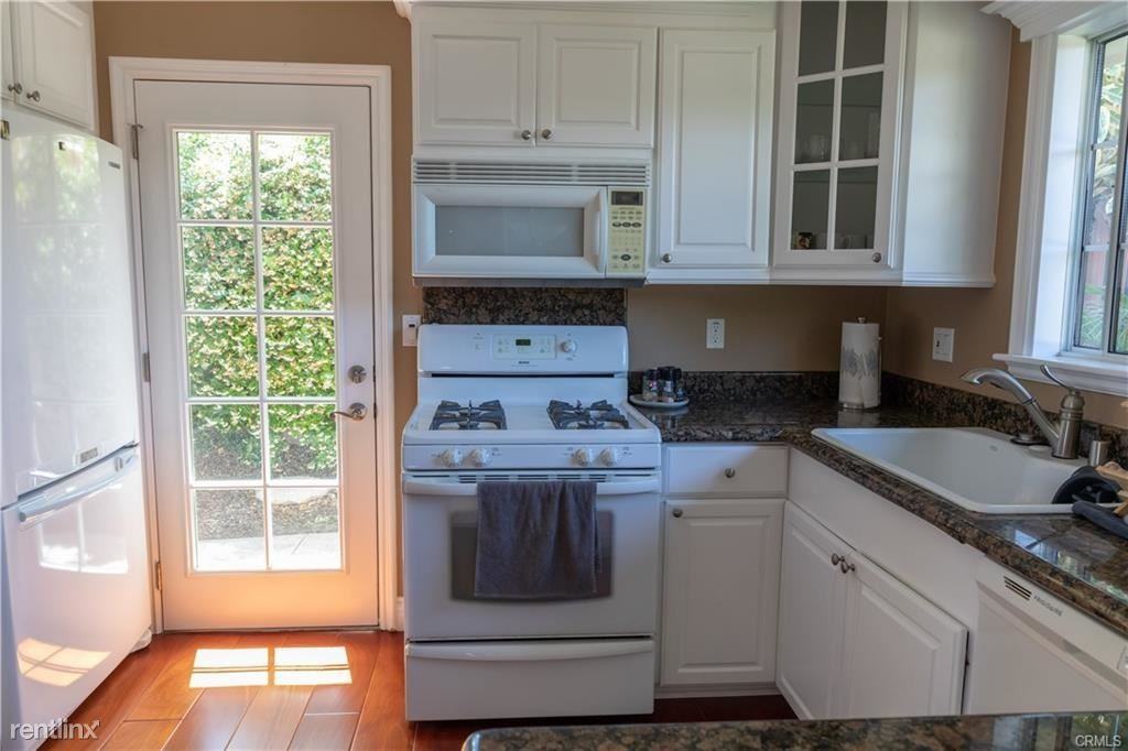 25272 Swanway Ct - Photo 3 of 11