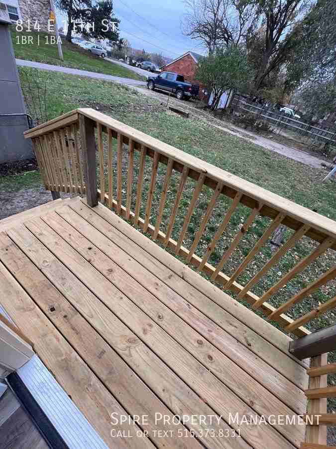 814 E 11th St - Photo 2 of 8