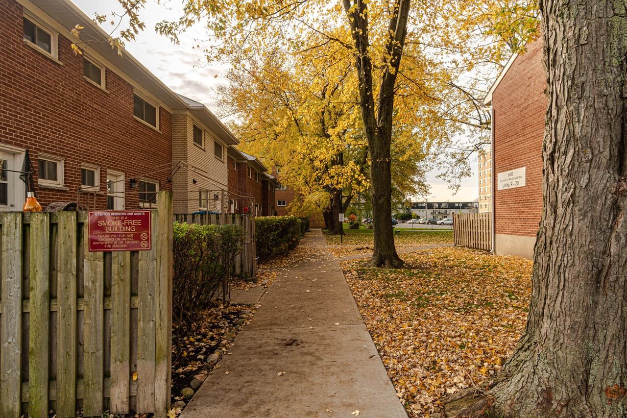 West Park I Townhouses Apartments 660 Sir John A Macdonald Blvd