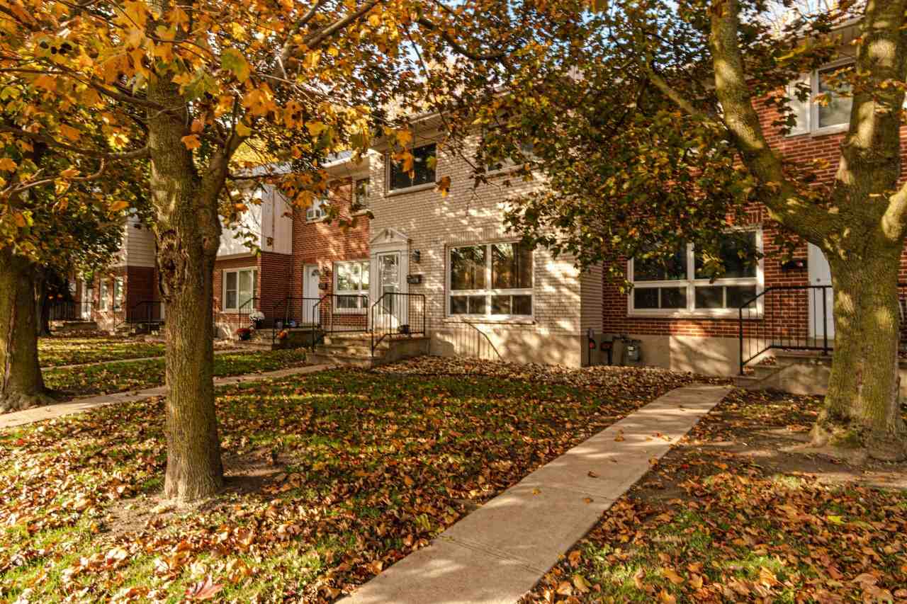 West Park I Townhouses Apartments 660 Sir John A Macdonald Blvd