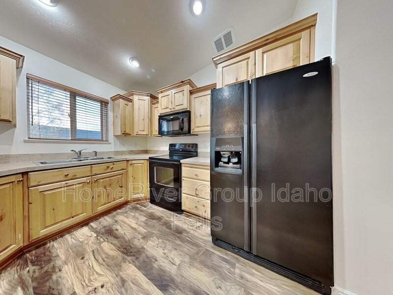 390 Bridger Dr - Photo 6 of 28