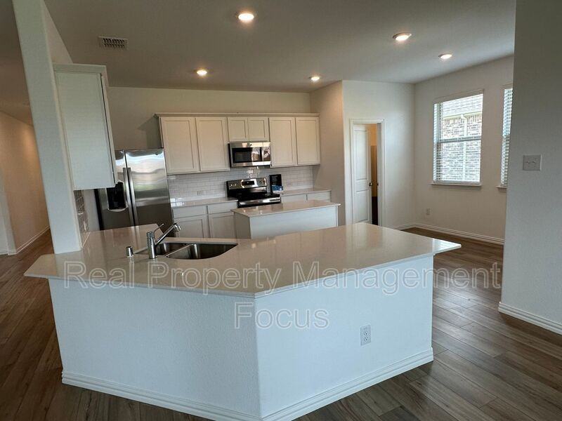 239 Jenkinson Dr - Photo 4 of 23