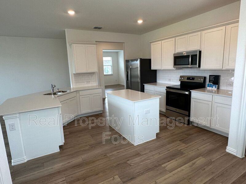 239 Jenkinson Dr - Photo 5 of 23