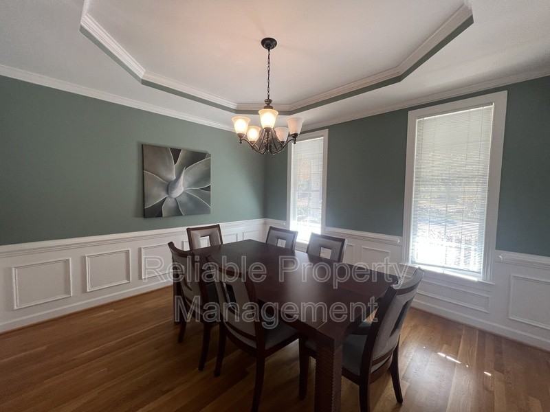 1004 Melville Ln - Photo 7 of 28