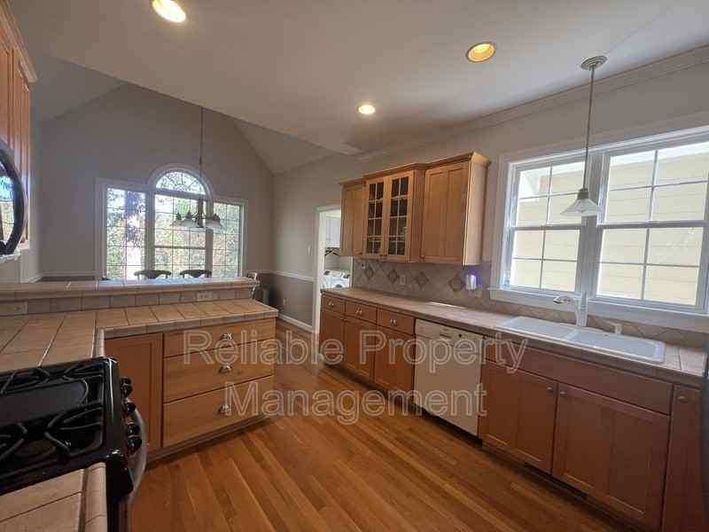 1004 Melville Ln - Photo 7 of 29