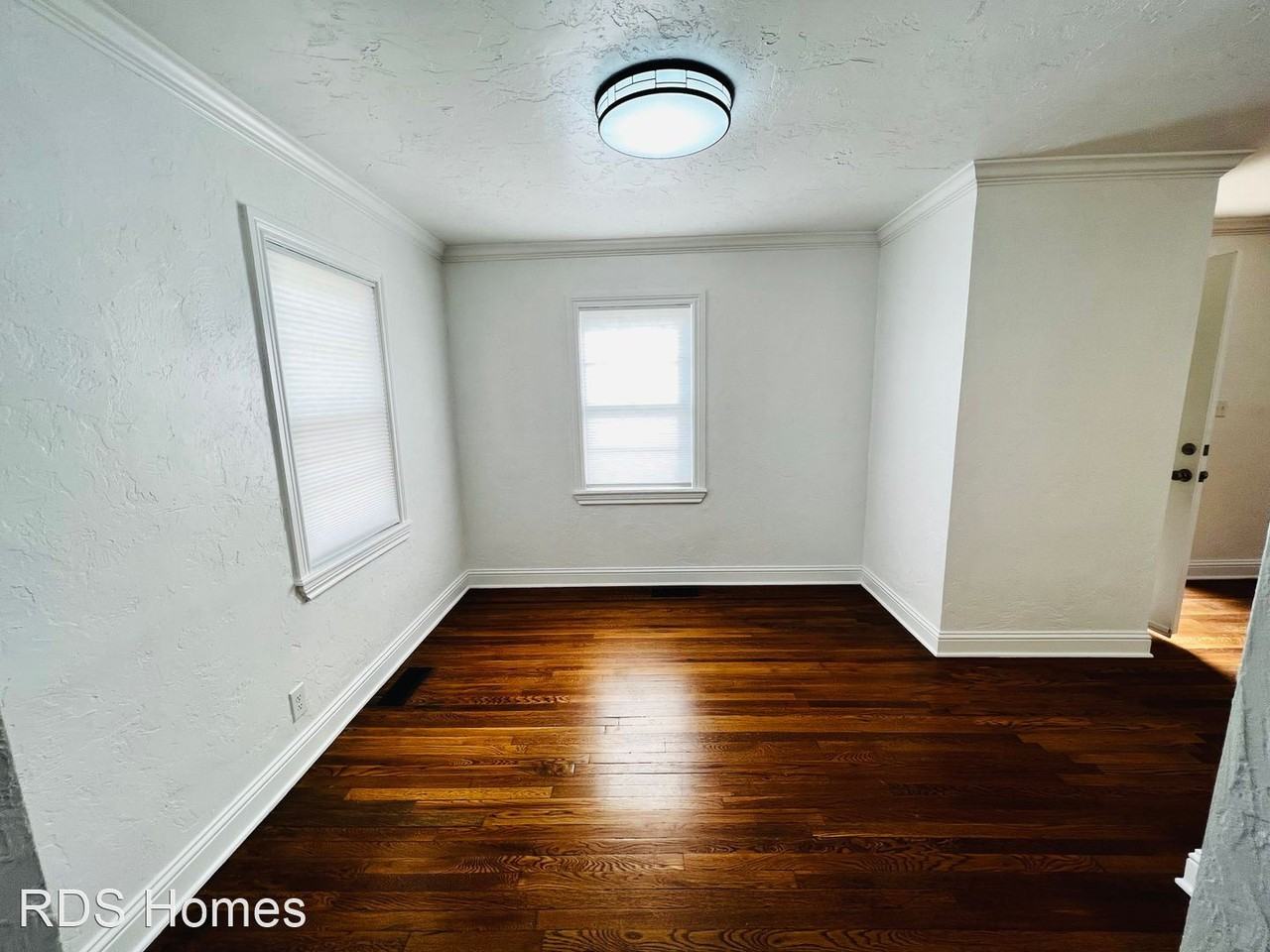3727 N Lee Ave - Photo 3 of 9