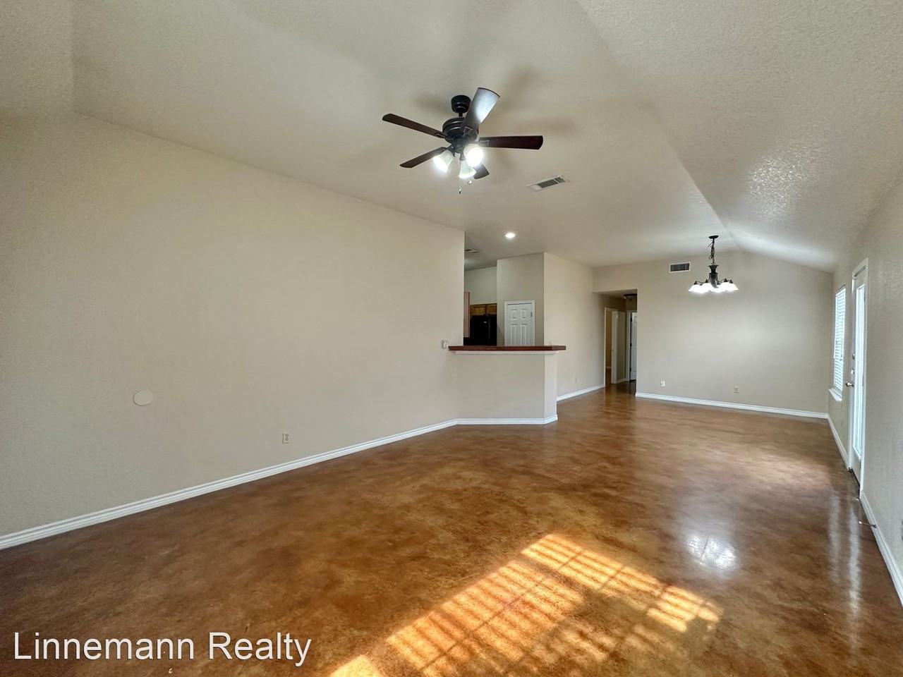 2005 Charleston Court - Photo 3 of 24