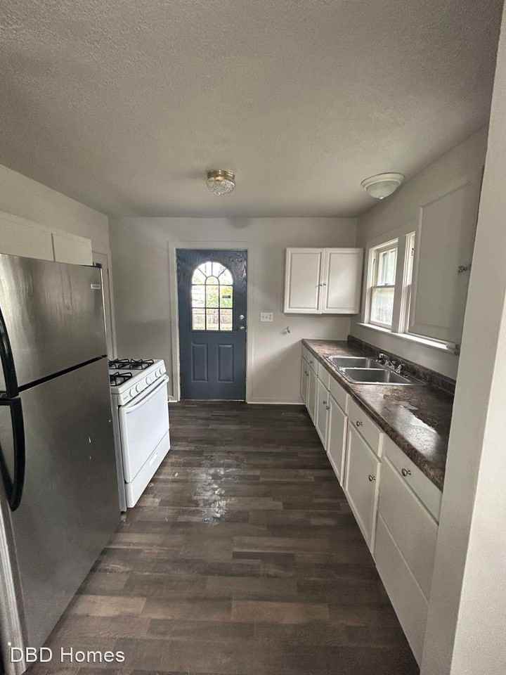 3919 S Clinton St - Photo 3 of 6