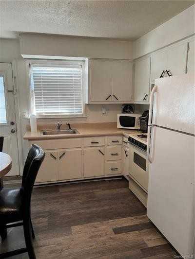 6 Mecca Dr - Photo 3 of 10