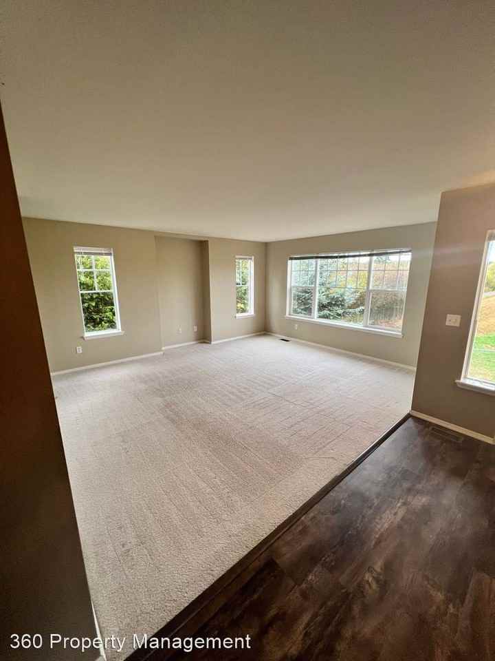 998 Sw Upland Ct - Photo 3 of 19