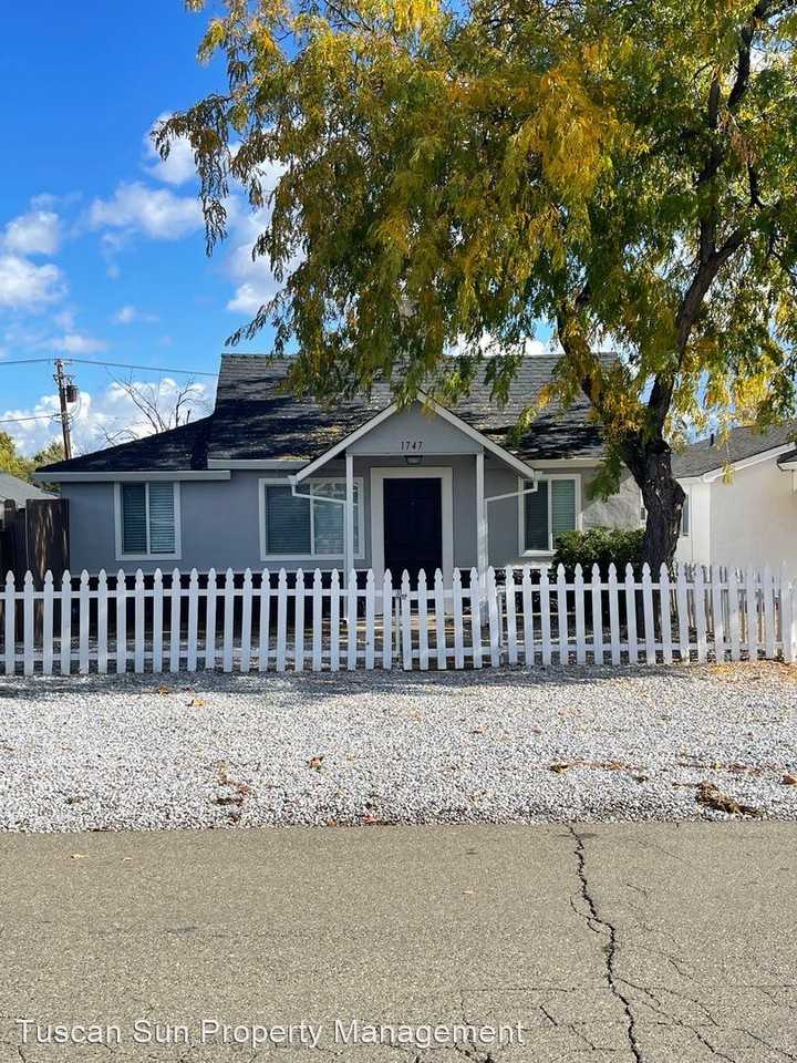 1747 Pleasant St - Photo 2 of 7