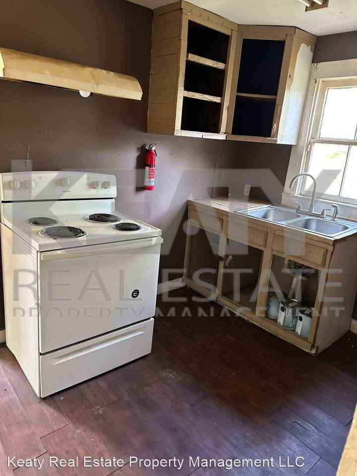 513 S Avenue I - Photo 2 of 5
