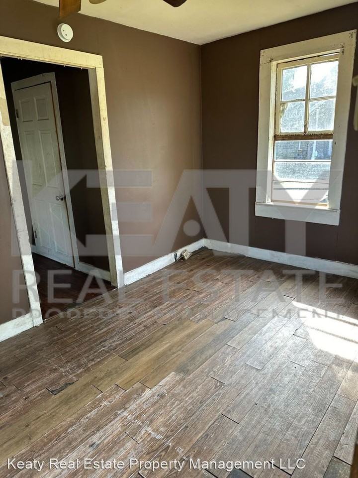 513 S Avenue I - Photo 3 of 5