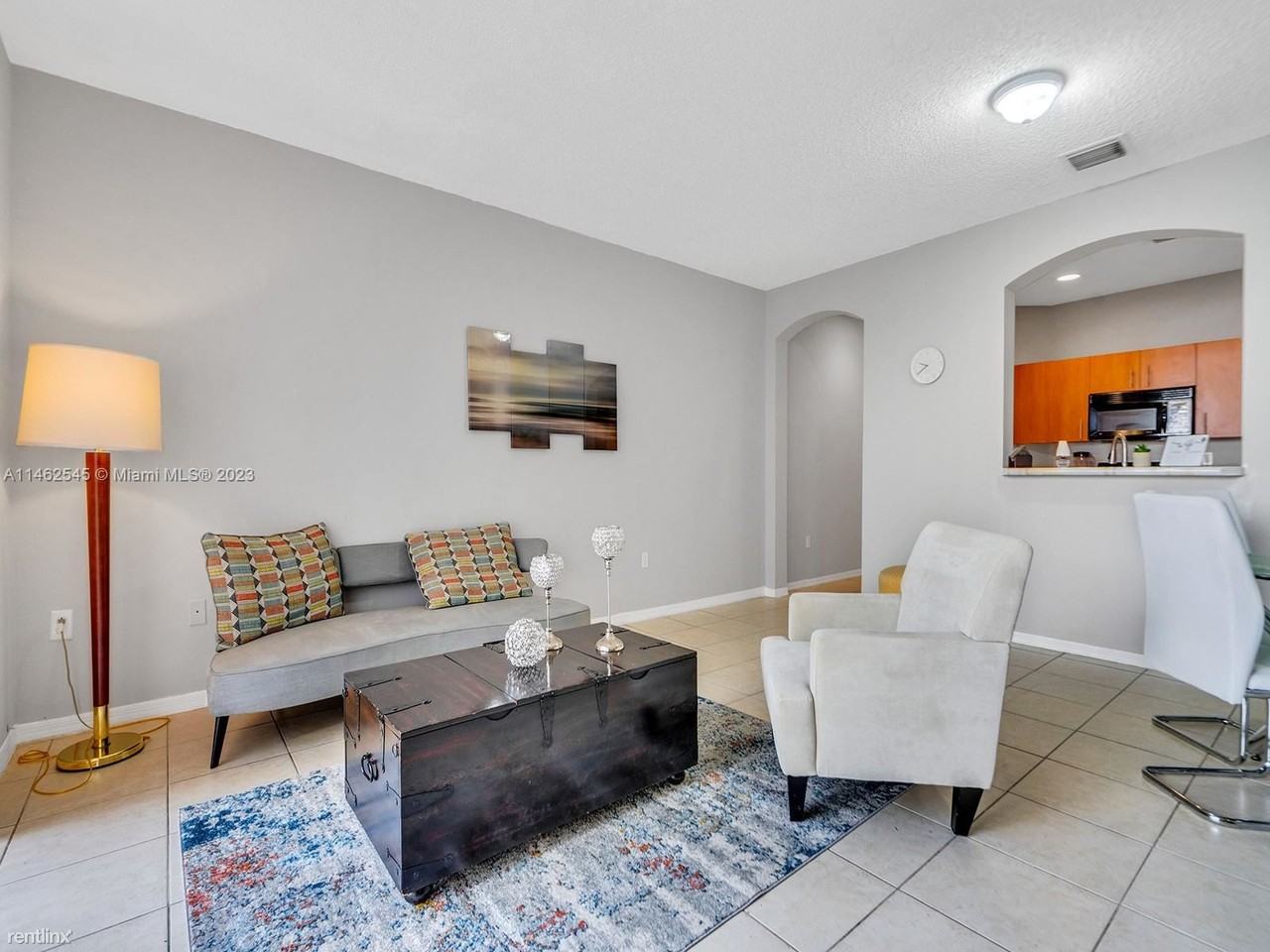 954 Ne 42nd Pl - Photo 3 of 9