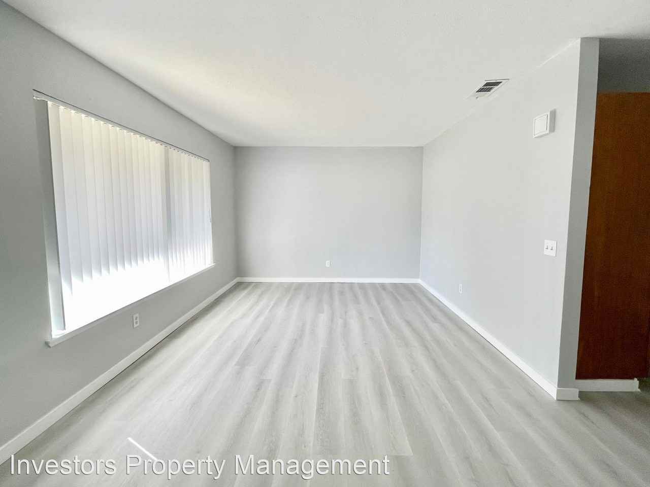 4284 Donald Ave - Photo 3 of 32