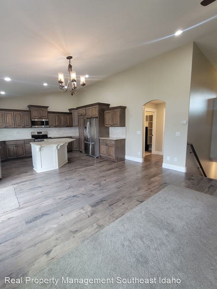 4740 Porter Dr - Photo 3 of 25