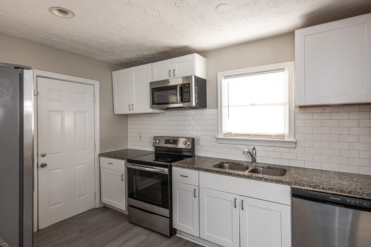 2153 Burroughs Ave Se - Photo 6 of 17