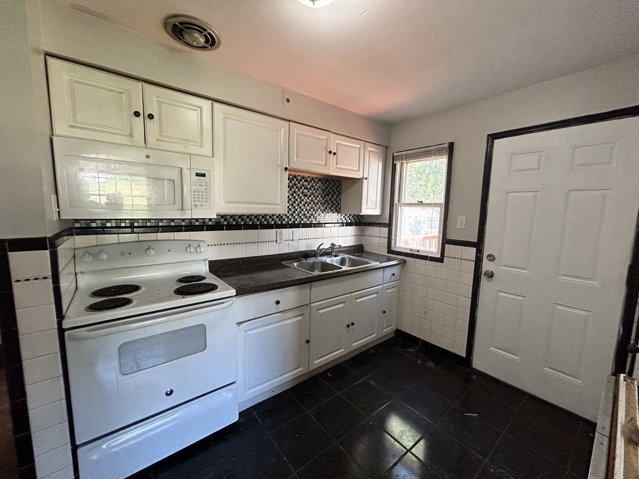 7500 Haywood Dr - Photo 3 of 4