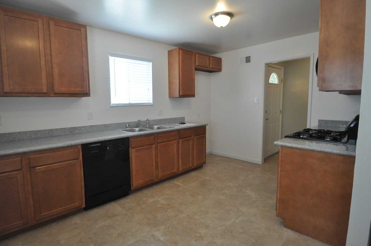 842 Stella St - Photo 2 of 6