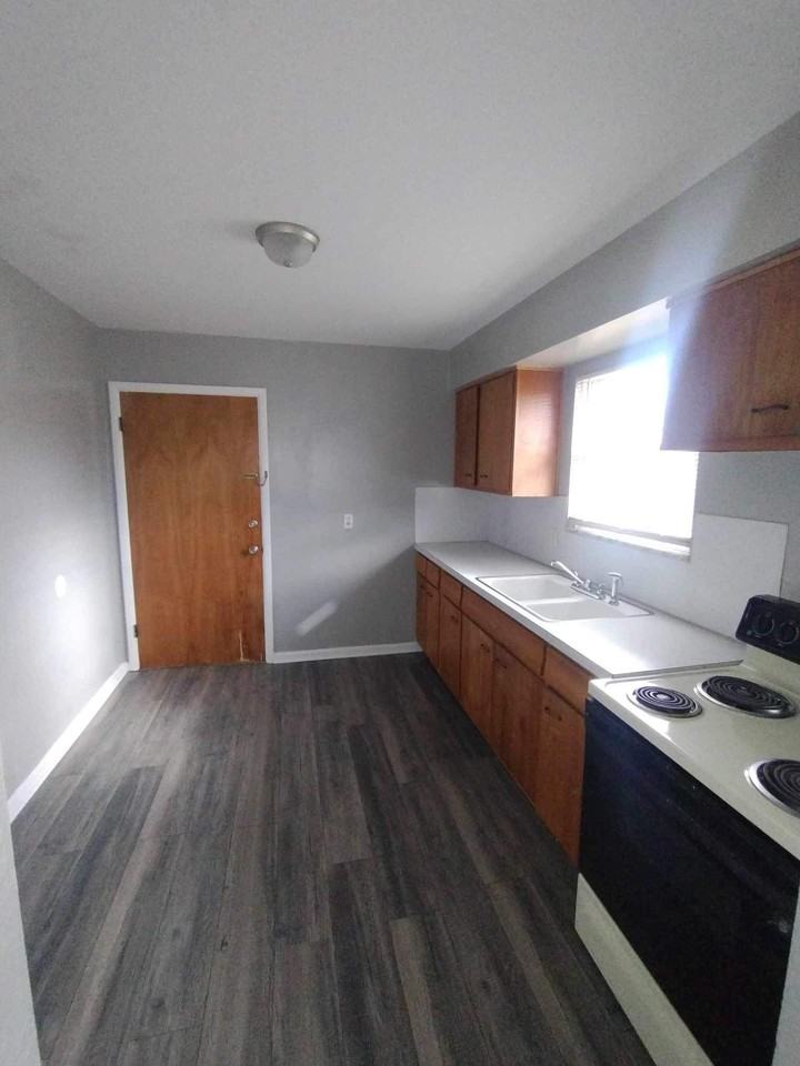 4318 Caroline Ave Uppr - Photo 3 of 18