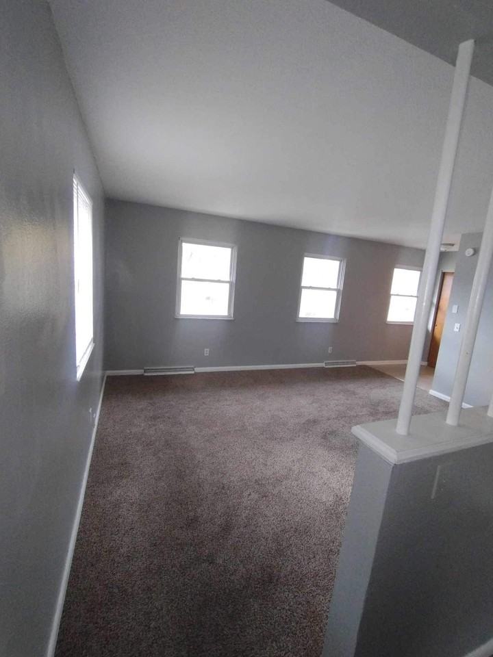 4318 Caroline Ave Uppr - Photo 5 of 18