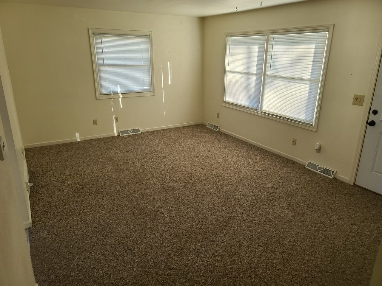 1405 1st Ave #4 - Photo 3 of 7