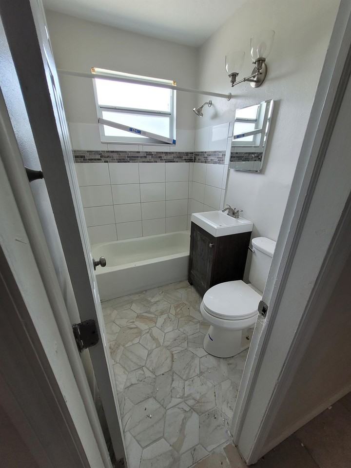 1219 Nw 23rd Ave #1 - Photo 2 of 3