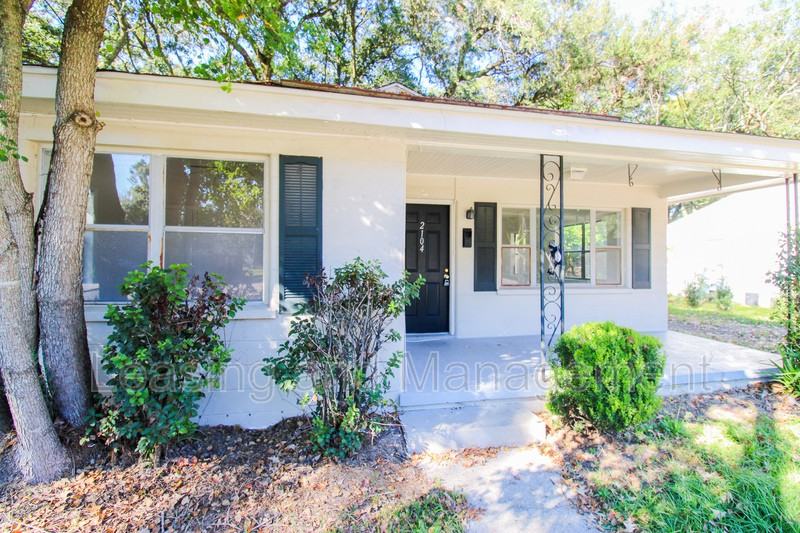 2104 Maybank Hwy - Photo 2 of 13