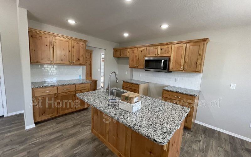 216 W Canterbury Ln - Photo 2 of 12