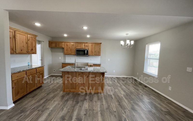 216 W Canterbury Ln - Photo 3 of 12