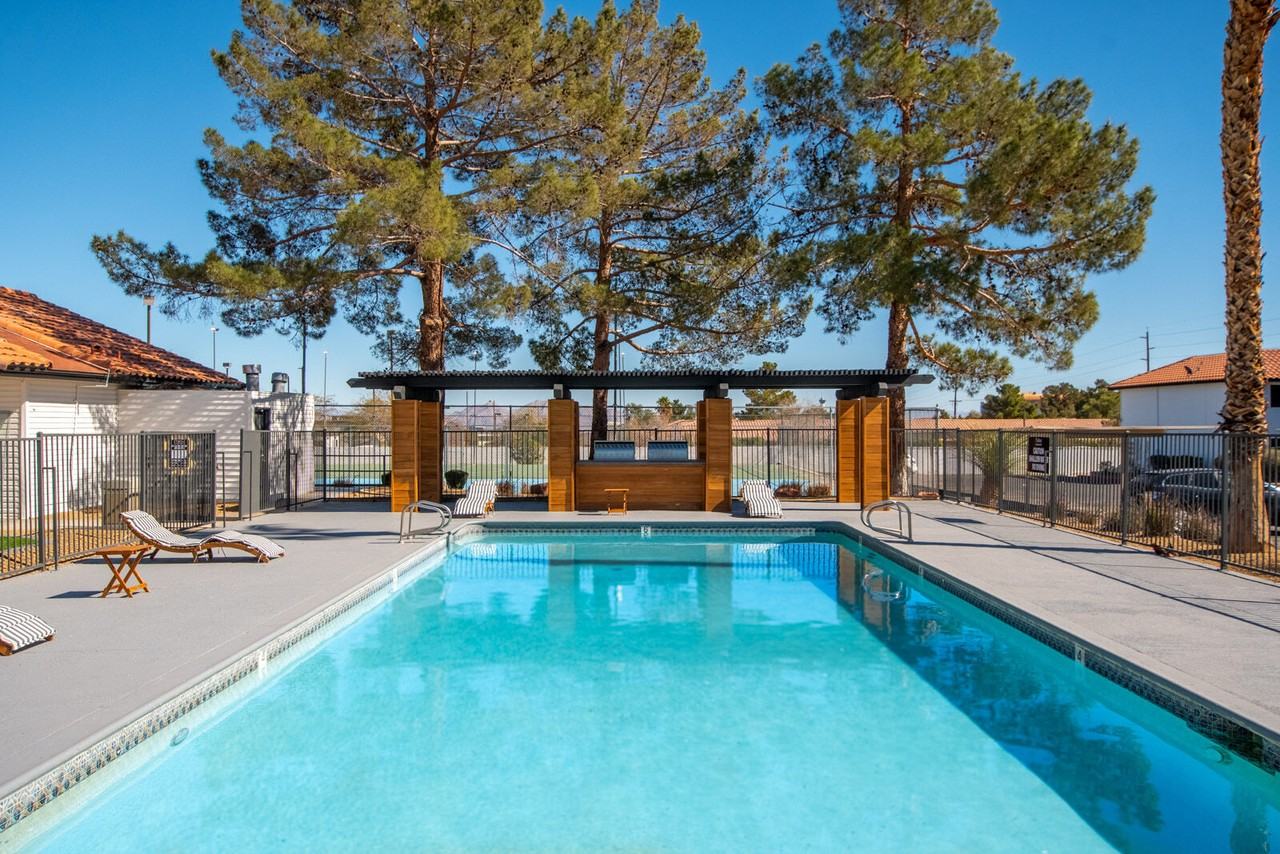 Tides on Charleston - Photo 6 of 22