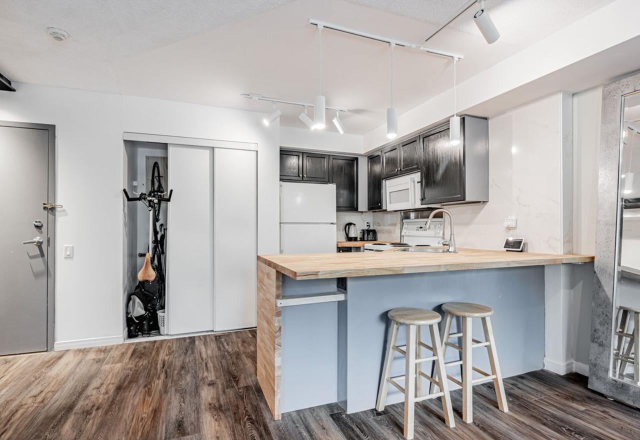 140 Bathurst Street #208