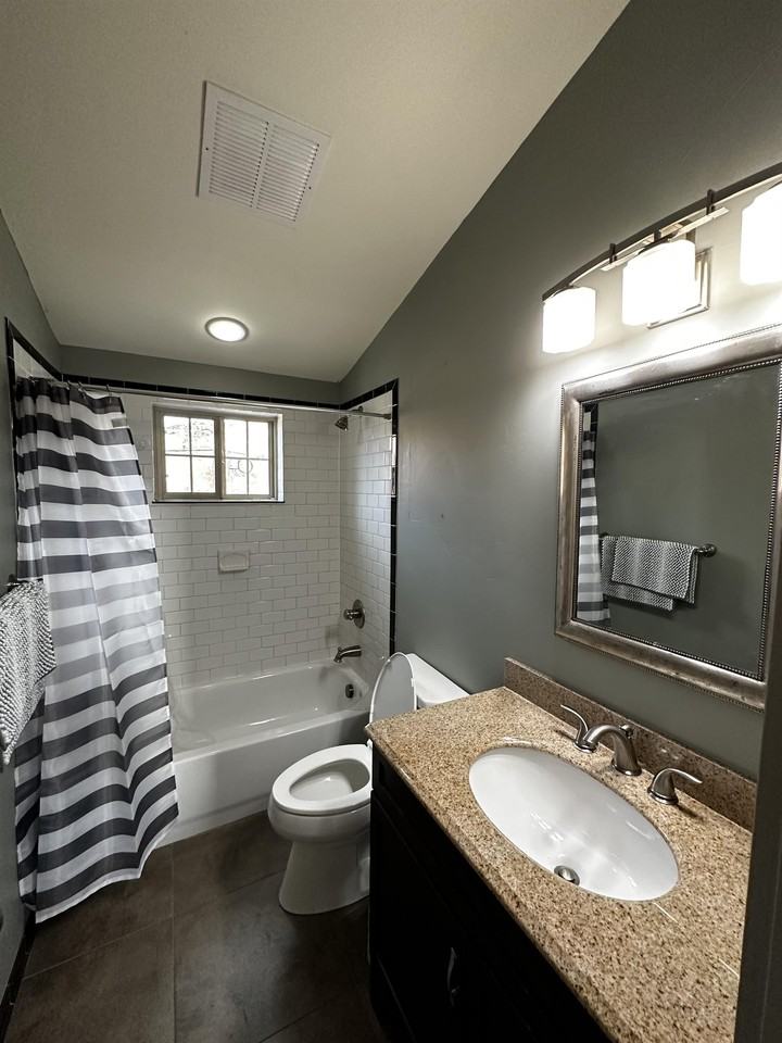 434 1/2 W 3rd St #1 - Photo 5 of 14