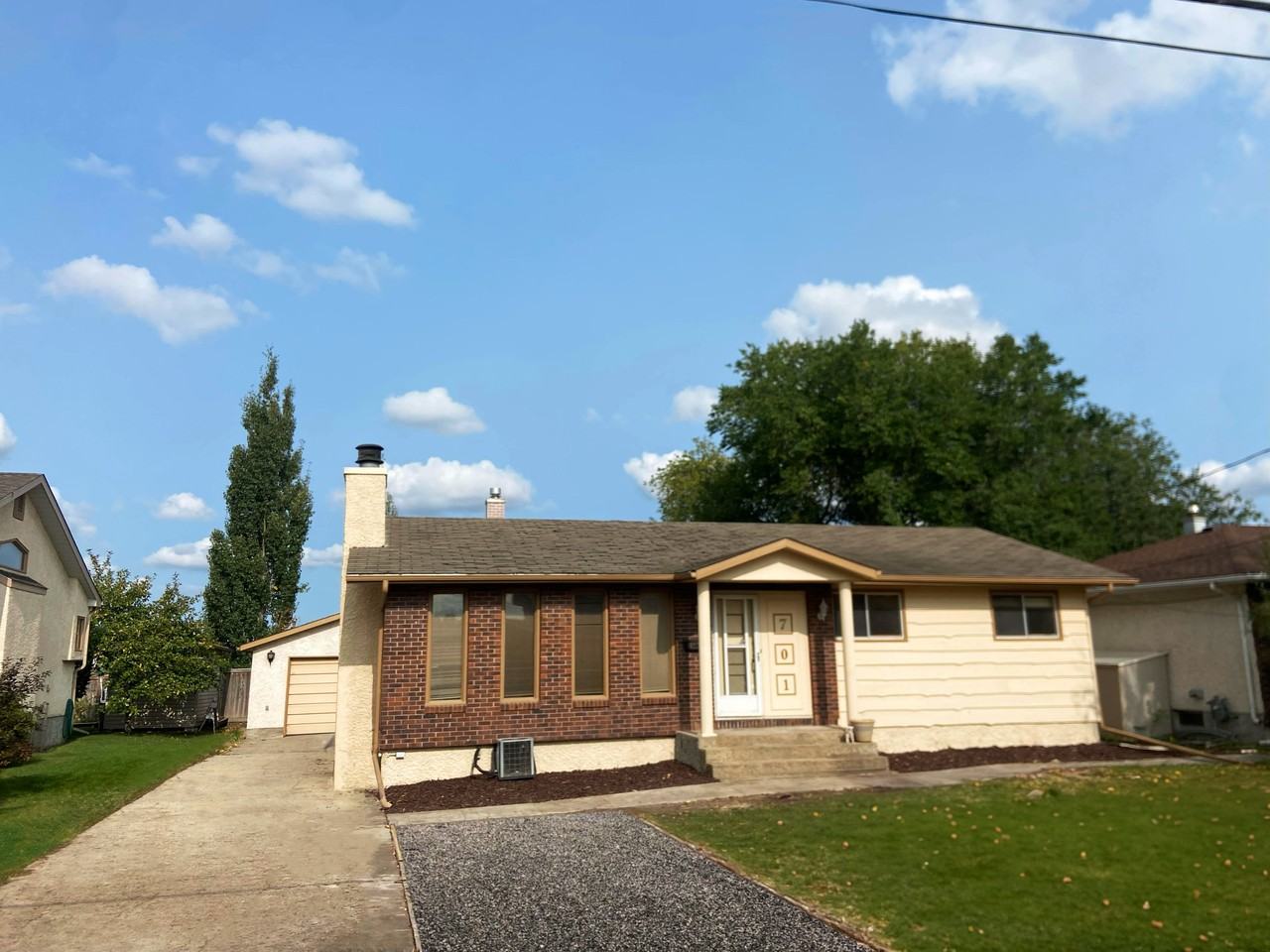 701 Bonner Avenue, Winnipeg, MB R2G 2J8, CAN 5 bedroom House Rental