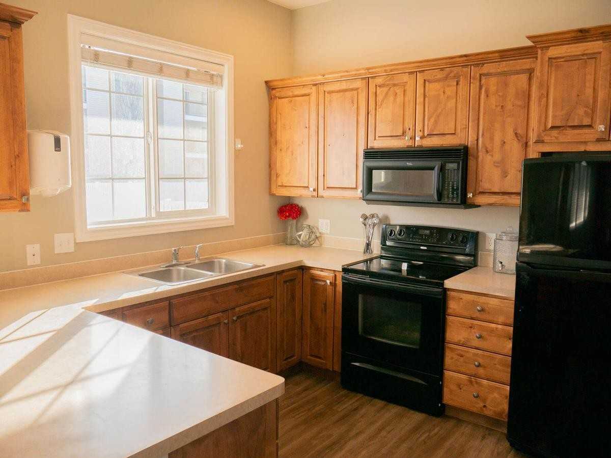 490 Pioneer Rd - Photo 3 of 16